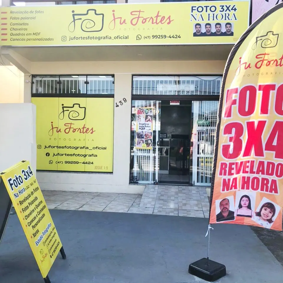 Fachada da loja Ju Fortes Fotografia, com placas de foto 3x4 na hora