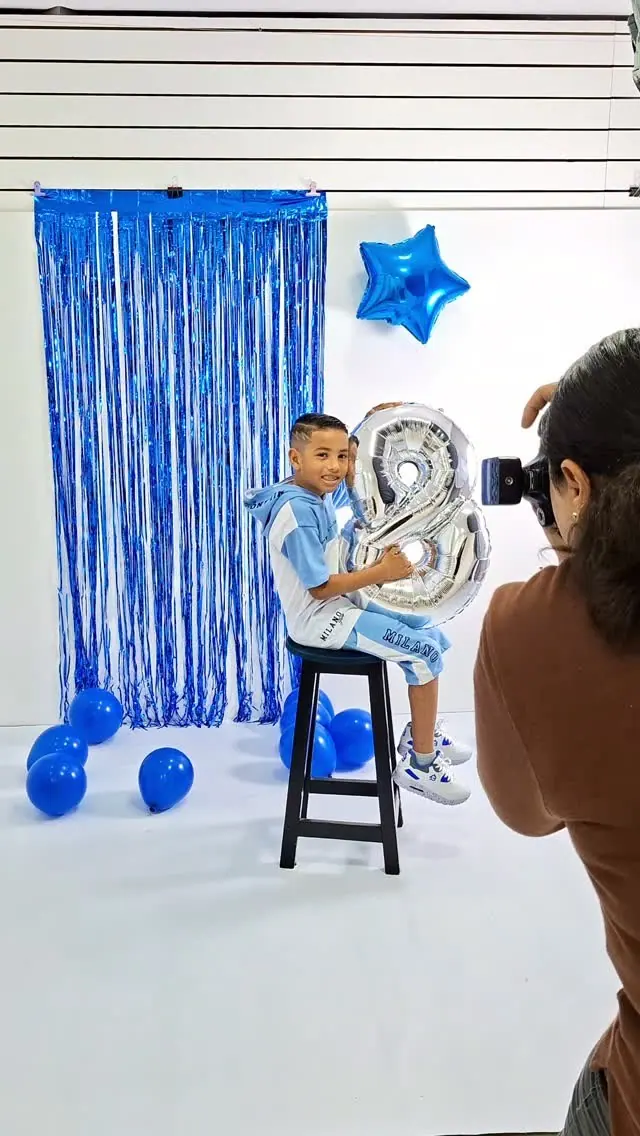 Bastidores de um ensaio de aniversário no estúdio, com a fotógrafa em ação