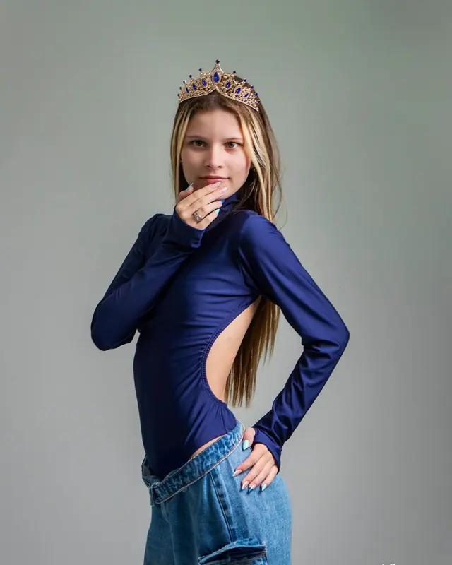 Jovem com coroa em ensaio de aniversário no estúdio